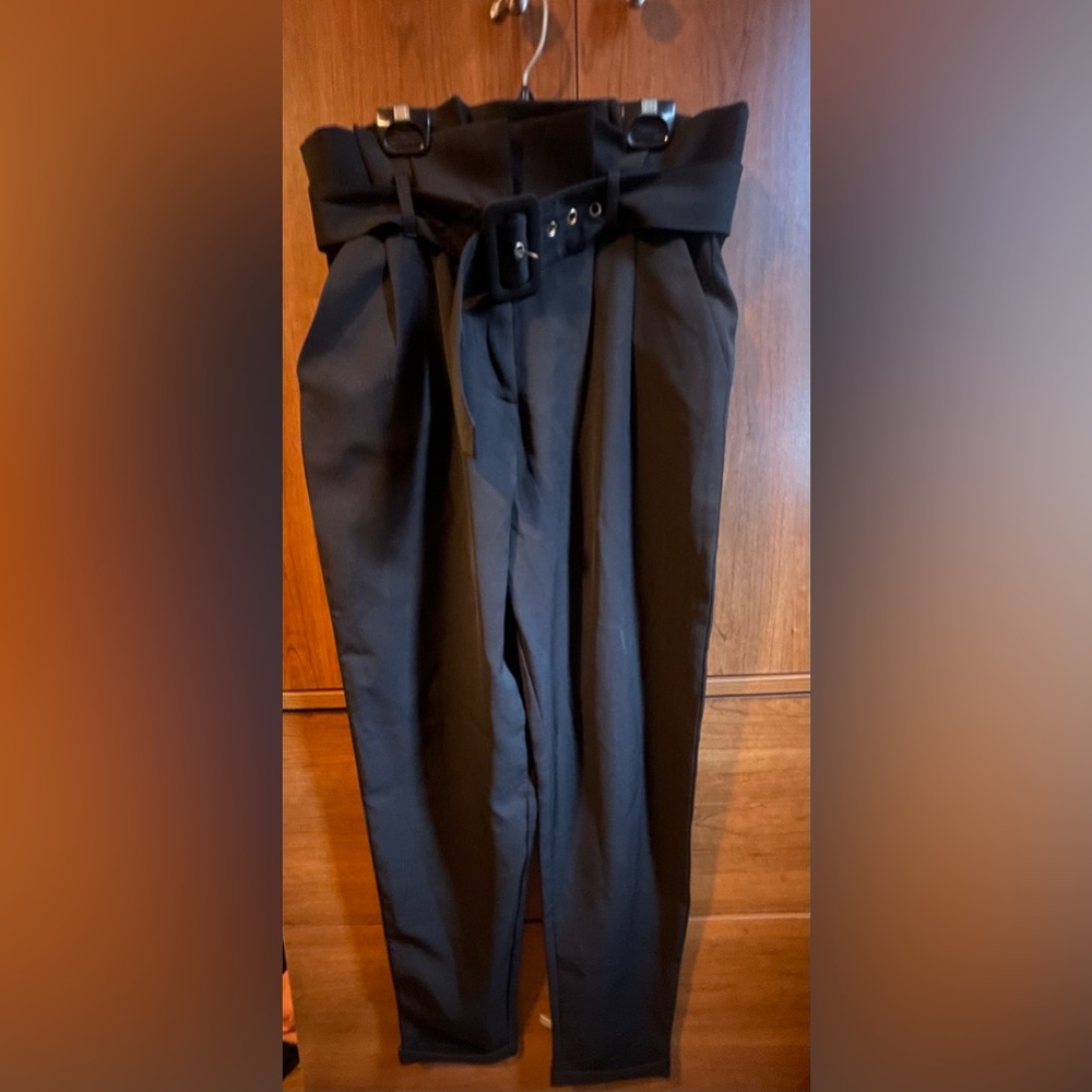 Stylish Women's Black Belted Cropped Pants